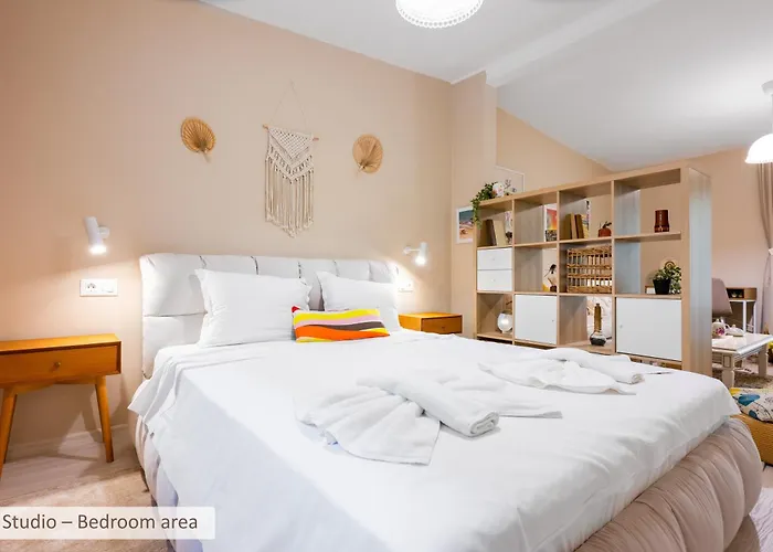 Super Stylish & With Shared Terrace By Flat Mаnager